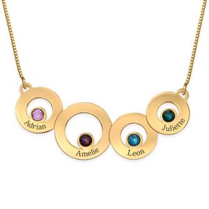 Collana con cerchi placcati in oro con incisioni e pietre preziose