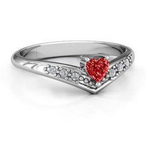 Anello a cuore con accento a V.