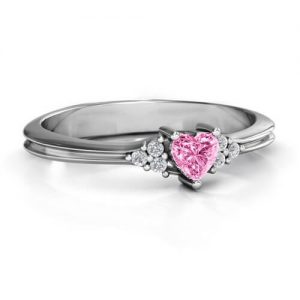 Anello a cuore stretto con dettagli sulle spalle