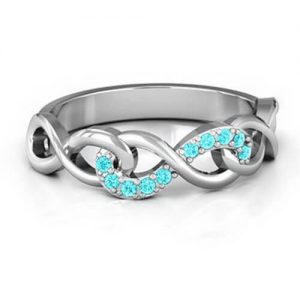 Anello infinito triplo intrecciato con accenti