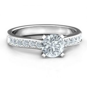 Elegante anello da duchessa con dettagli sulle spalle