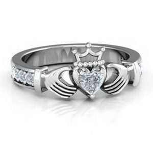 Anello classico con taglio a cuore Claddagh con accenti