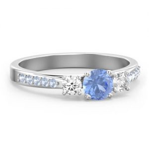 Anello Eternity con tre pietre e file di accenti gemelli