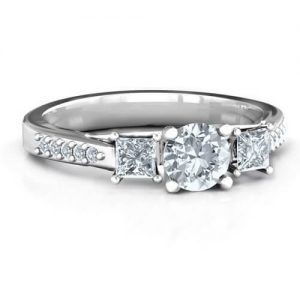Anello Eternity con tre pietre e file di accenti gemelli