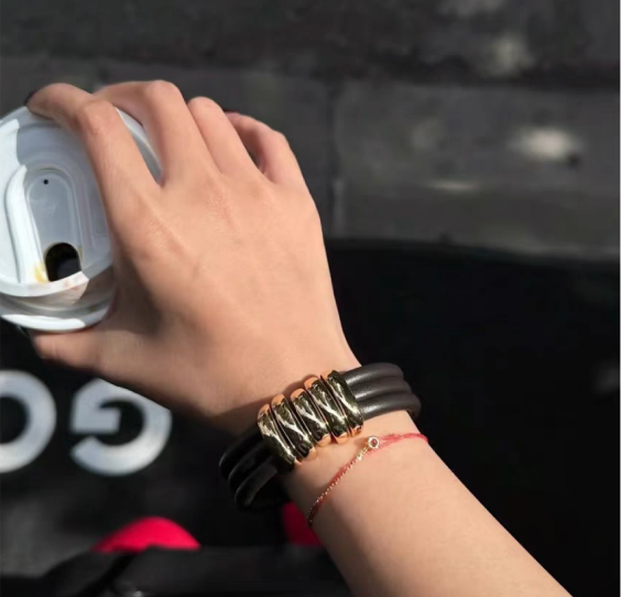 Luxurious and stylish cowhide bracelet for women - immagine 7