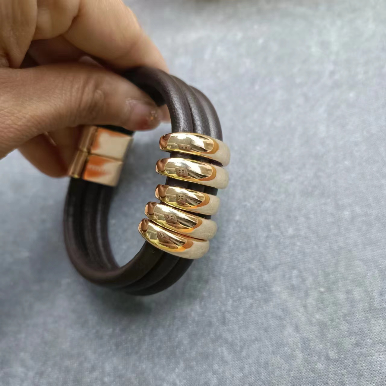 Luxurious and stylish cowhide bracelet for women - immagine 3