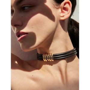 Collana in pelle di moda leggera e di lusso